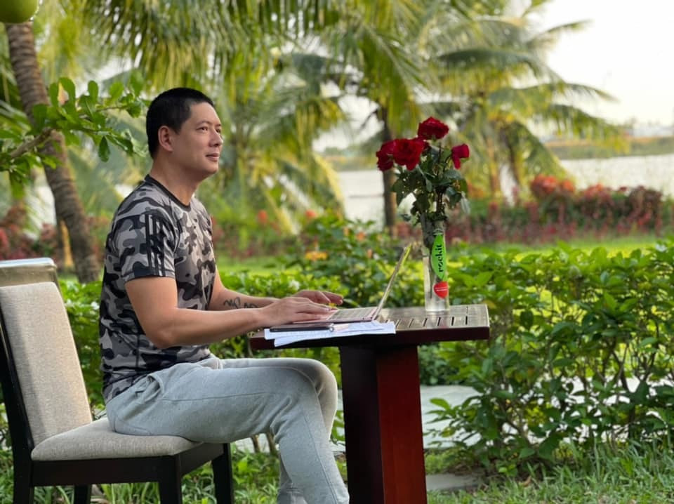 MC Bình Minh đăng ảnh làm việc kèm chia sẻ: ''Sau 2 tuần tung hoành ngang dọc ở trời Âu thì giờ mình ngoan ngoãn ngồi làm việc tại khu cách ly. Yên tĩnh thế này suy nghĩ tốt phết đấy''.