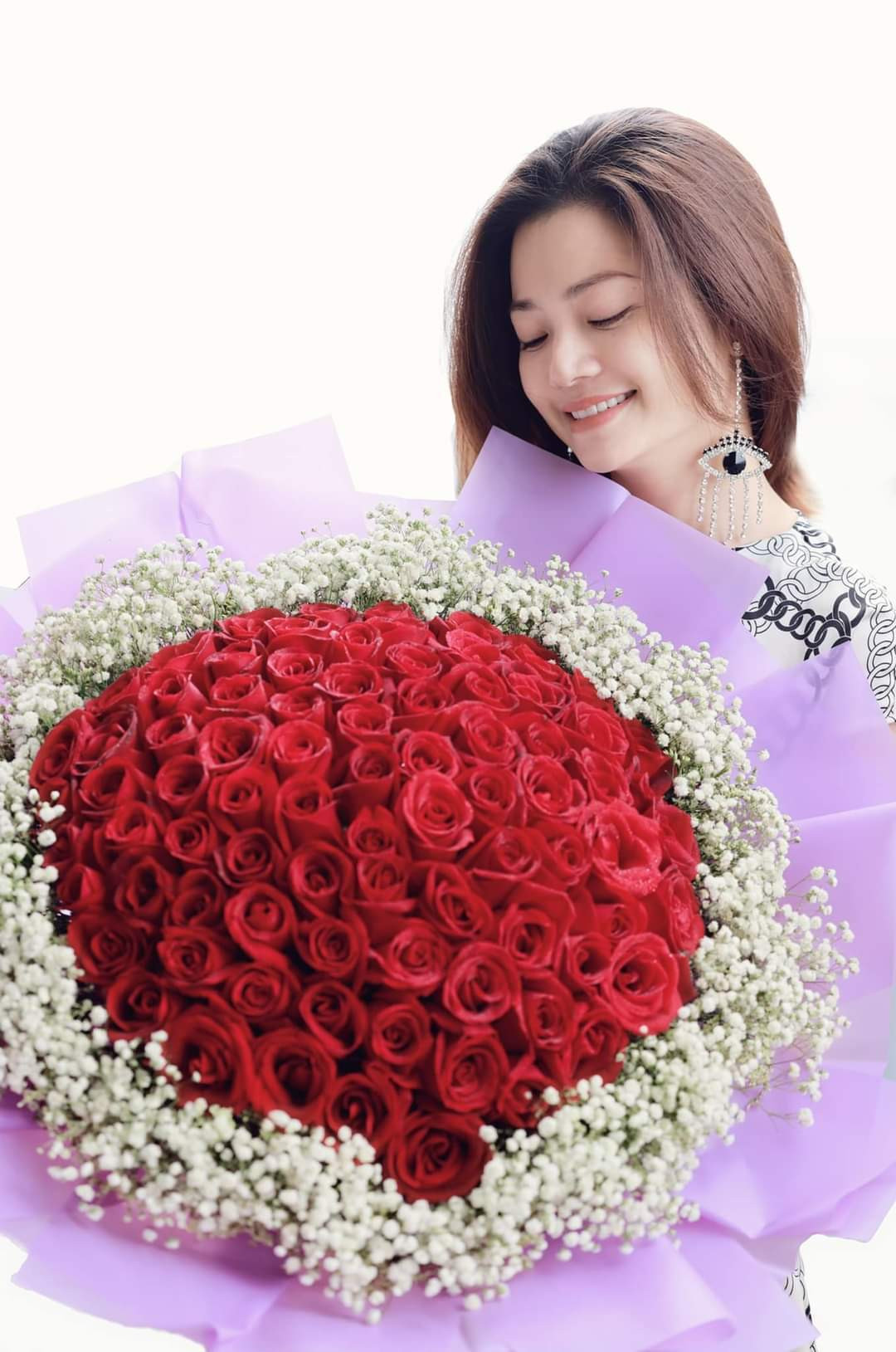 Sao Việt hôm nay 4/11: Diễn viên Kiều Anh hạnh phúc khoe hạnh phúc ngọt ngào khi được ông xã tặng bó hoa hồng.