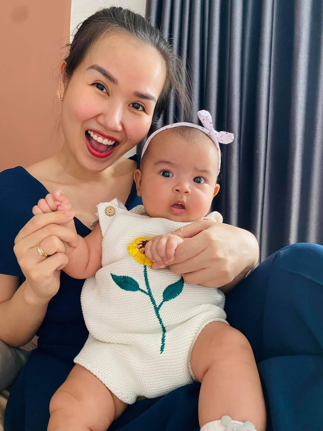 Võ Hạ Trâm hạnh phúc bên con gái.