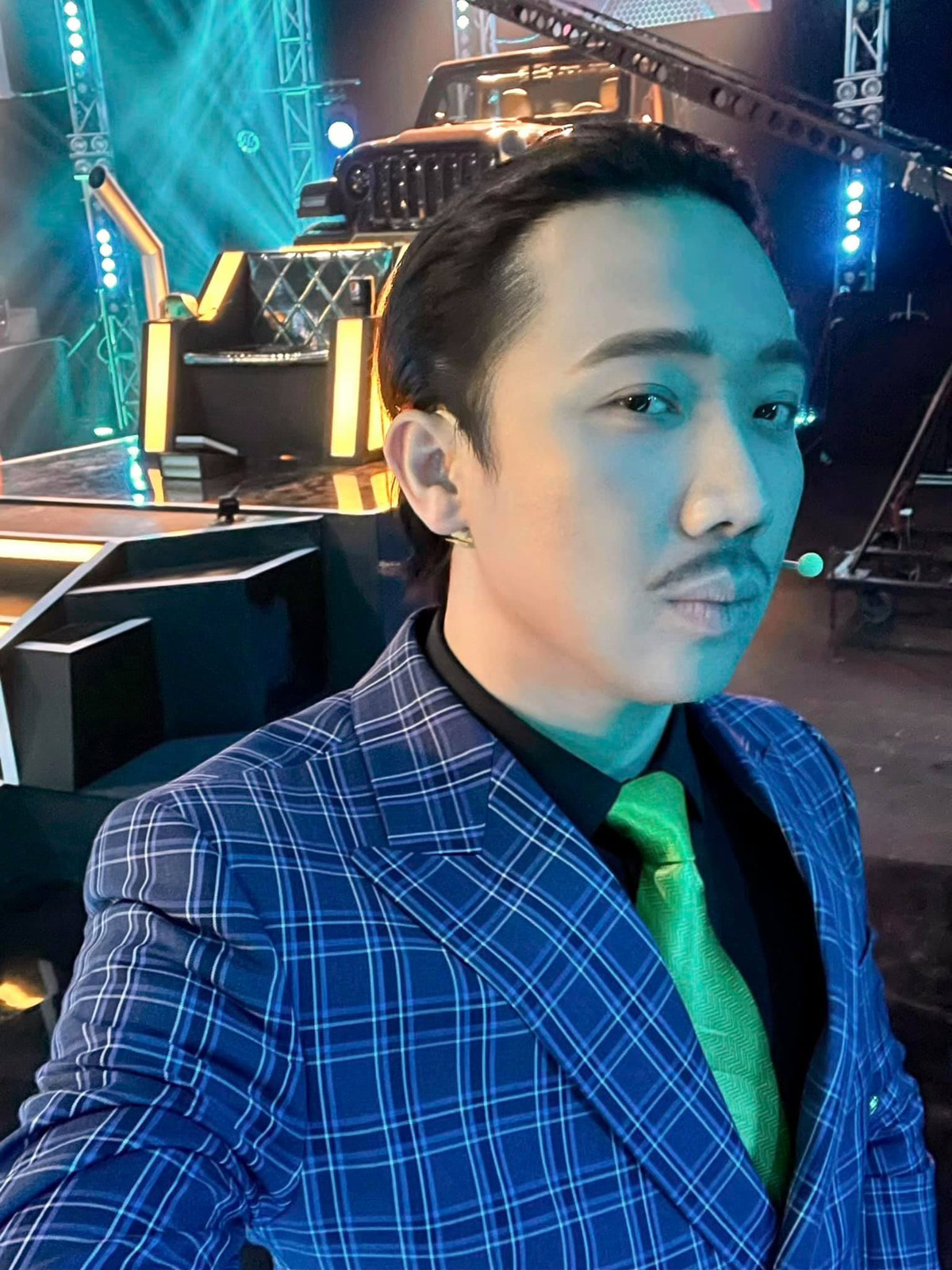 Sao Việt hôm nay 16/10: Trấn Thành selfie đếm ngược thời gian lên sân khấu Rap Việt mùa 2.