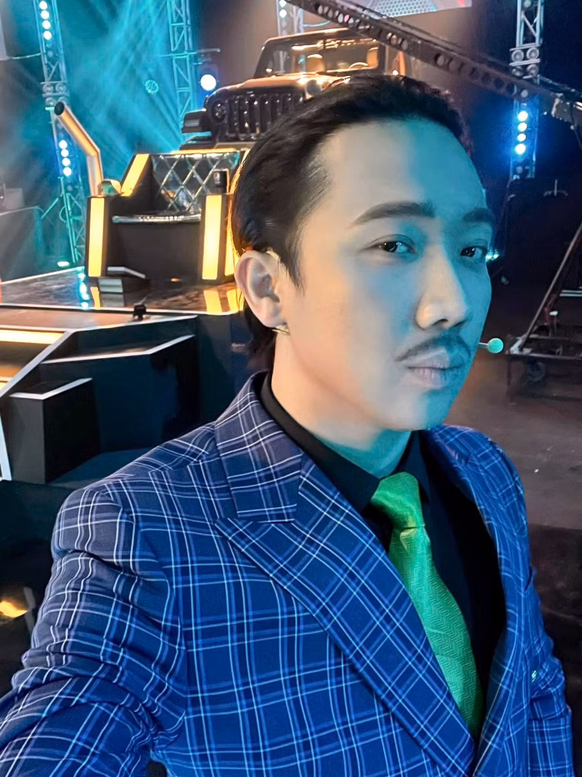 Sao Việt hôm nay 16/10: Trấn Thành selfie đếm ngược thời gian lên sân khấu Rap Việt mùa 2.