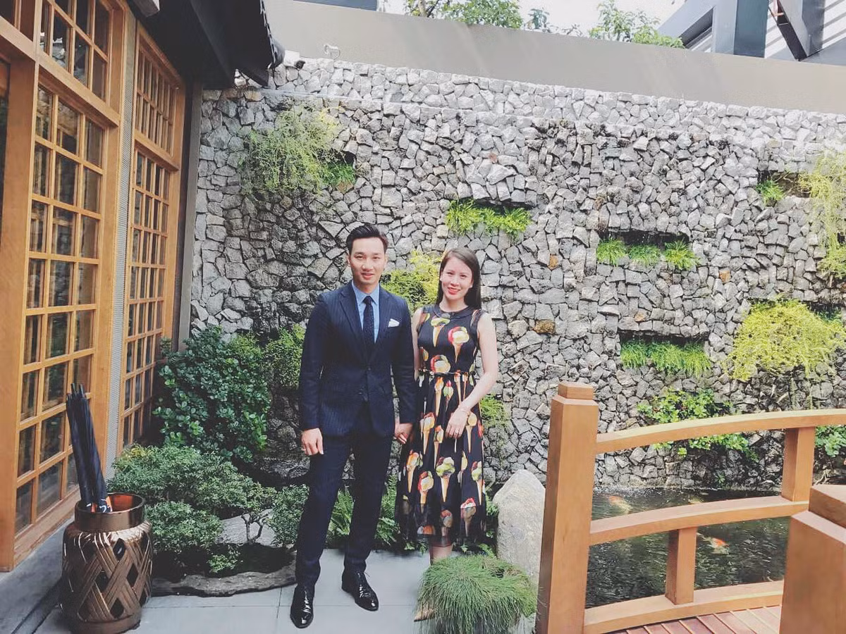 MC Thành Trung nắm tay vợ ngọt ngào.