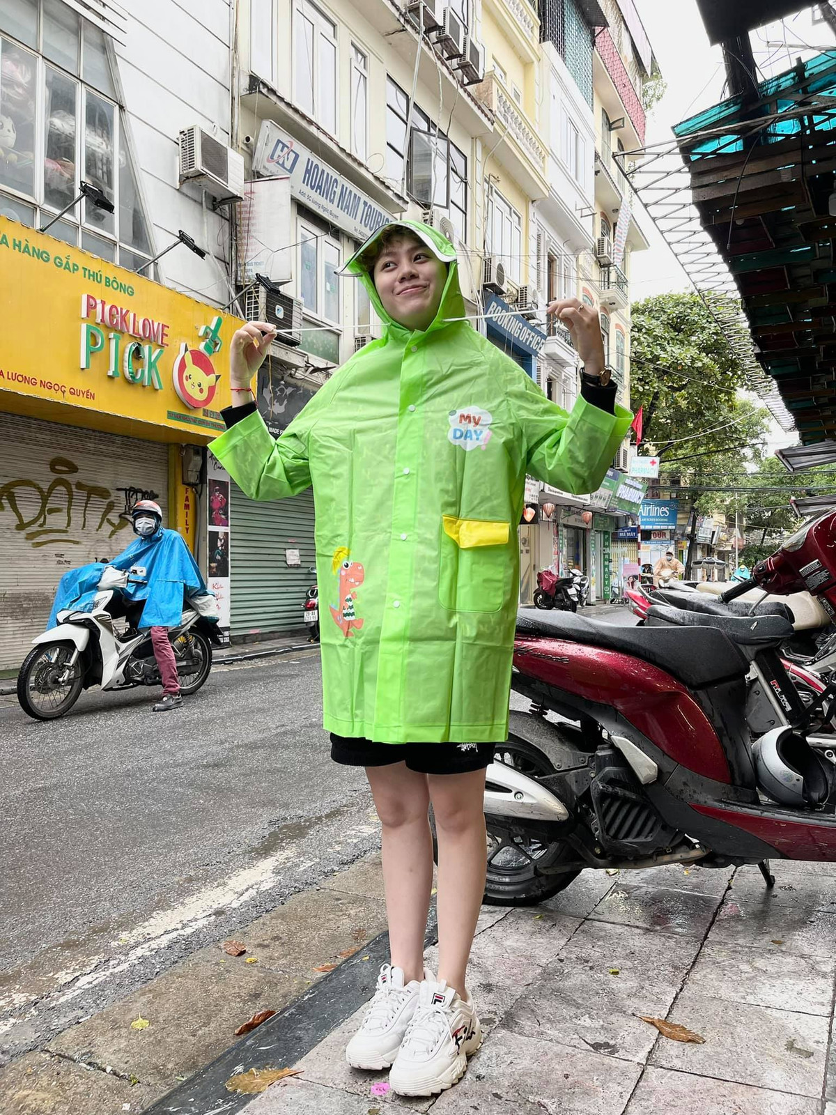 Bảo Hân hài hước khoe "trang phục ngày mưa".