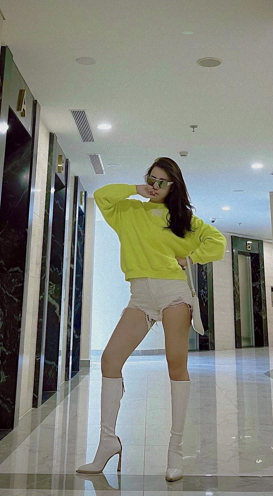 Sao Việt Phương Oanh khoe chân dài.