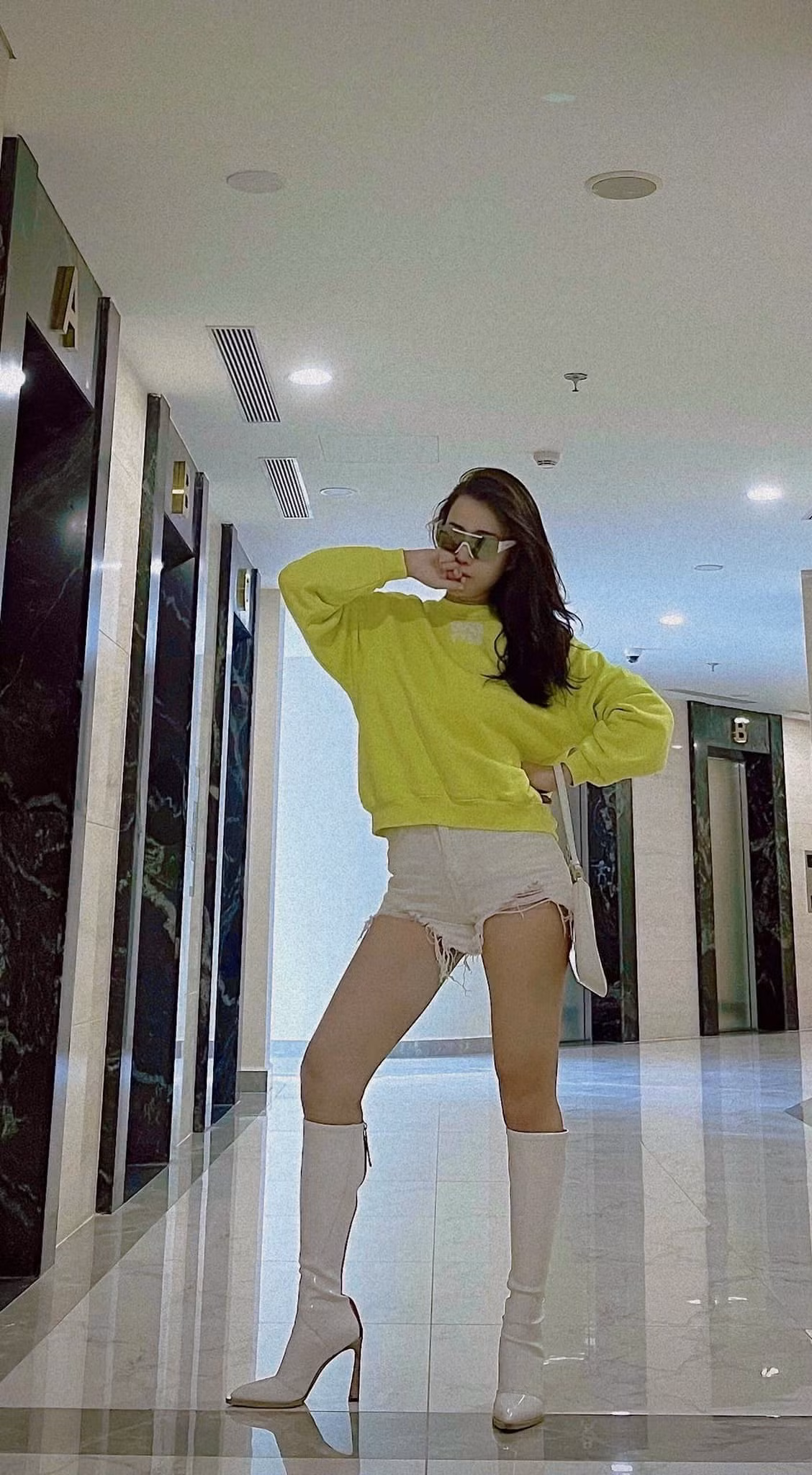 Sao Việt Phương Oanh khoe chân dài.