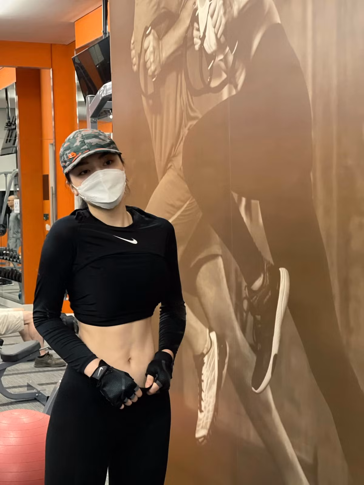 Hoa hậu Kỳ Duyên khoe vòng eo con kiến.