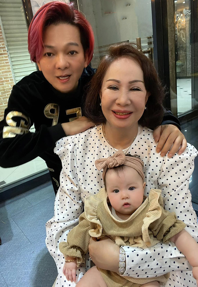 Vu Ha tang tien, duoc ba xa hon trong tiec sinh nhat