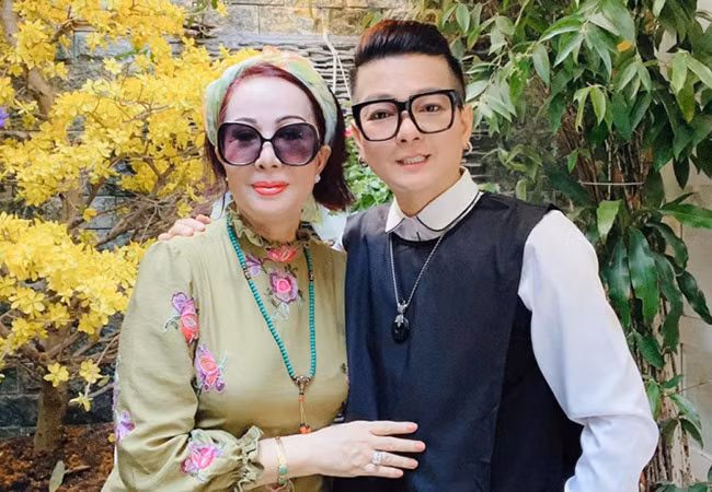 Vu Ha tang tien, duoc ba xa hon trong tiec sinh nhat-Hinh-2