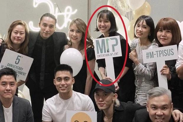 Ngay lập tức, nàng hot girl trở thành tâm điểm chú ý. Đáng nói nhưng nay sao "nàng thơ" Hải Tú của bao người lại trở nên lạ lẫm đến thế. Khác hẳn hình ảnh sang chảnh, sắc sảo, xinh xắn trong MV, "gà cưng" của Sơn Tùng trông xuống sắc đáng kể. Cách lên đồ, make up và tóc tai của 9X khiến netizen không khỏi thất vọng. Đặc biệt, mái tóc thưa thớt như sắp hói, Hải Tú bị nghi là gặp tình trạng rụng tóc, đặc biệt ở vùng đỉnh đầu lộ rõ mảng trắng. Gương mặt nhợt nhạt, kém sắc.