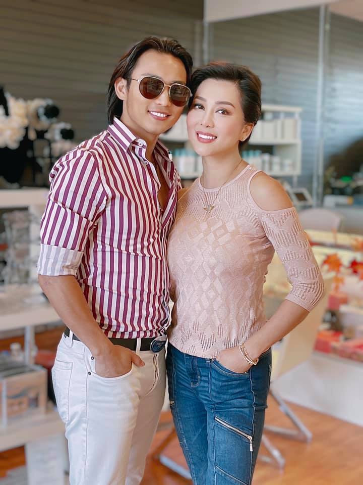 Sao Việt hôm nay 23/10: MC Kỳ Duyên trẻ trung dù hơn đàn em Đan Nguyên gần 20 tuổi.