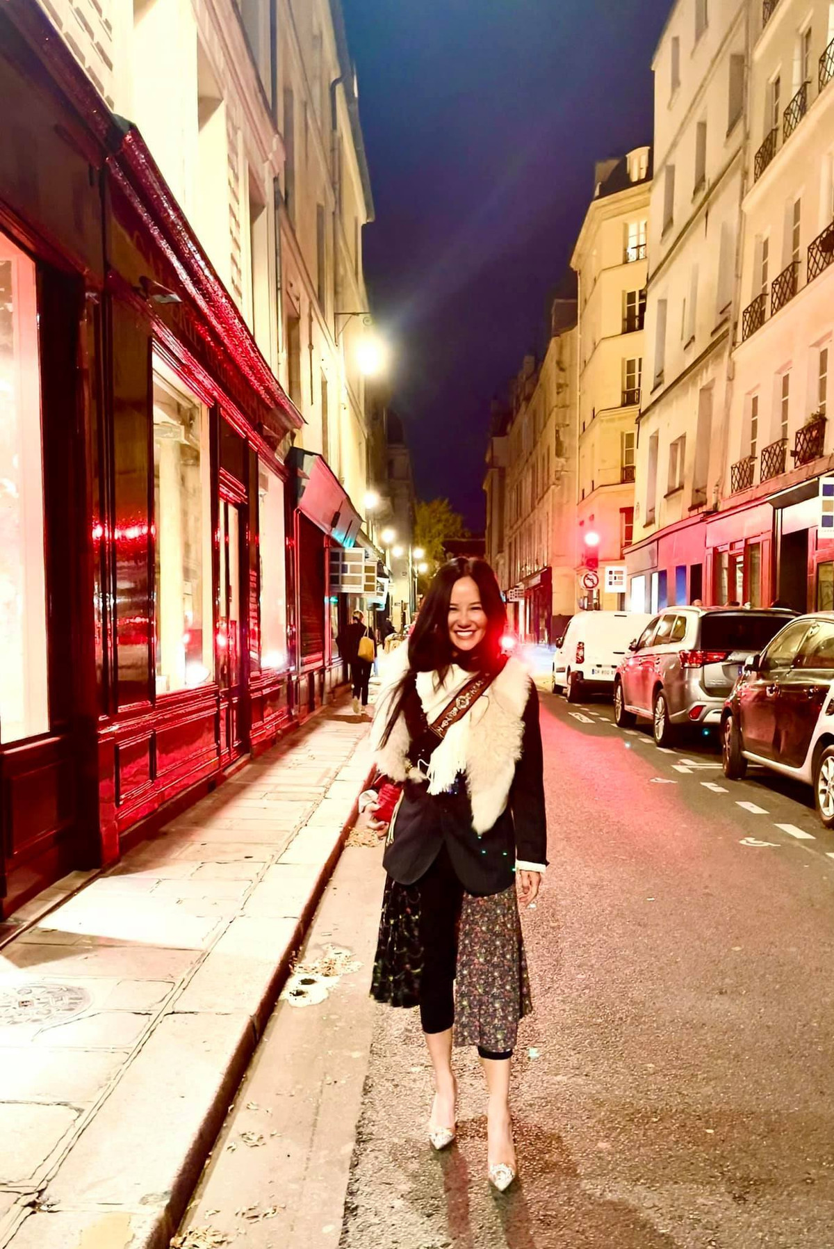 Diva Hồng Nhung trẻ trung xinh tươi trên phố.