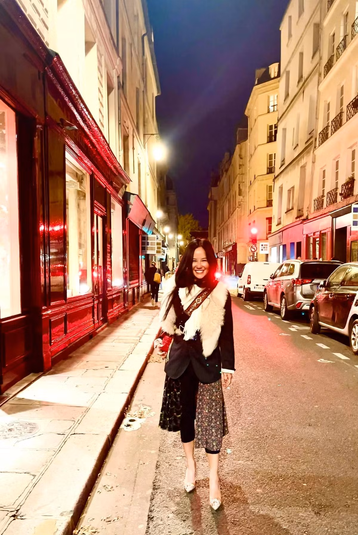 Diva Hồng Nhung trẻ trung xinh tươi trên phố.