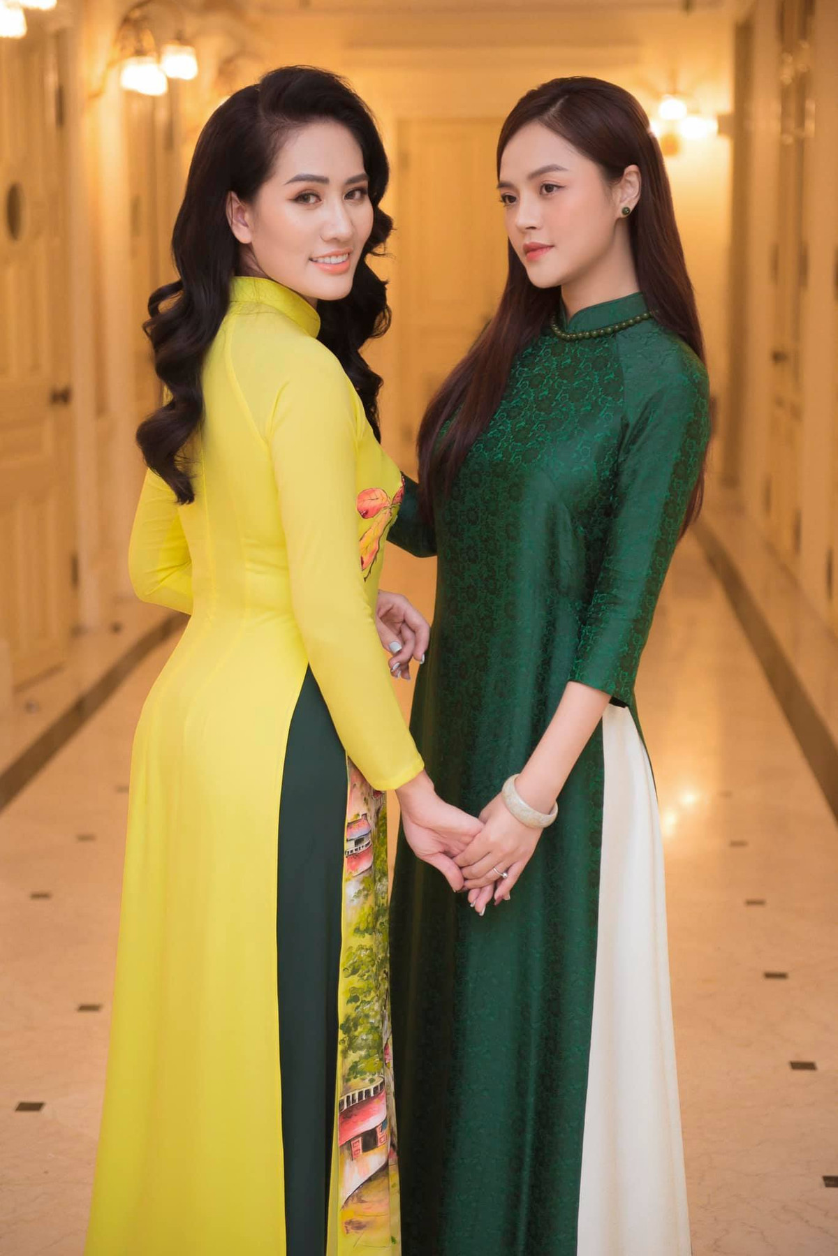 Thu Quỳnh, Minh Cúc tay trong tay xinh đẹp ngoài đời thường khác hẳn trên phim.