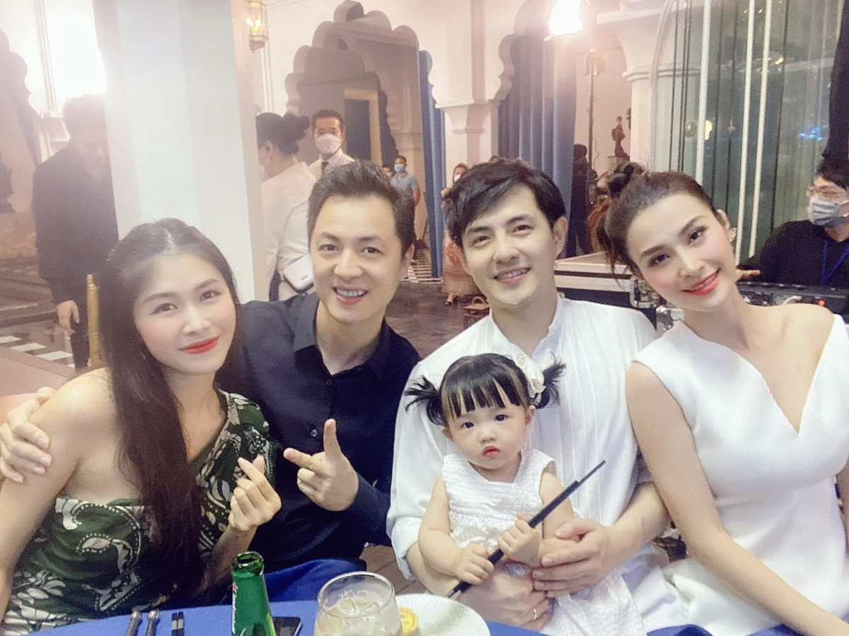 "Đã 4 tháng rồi mới được gặp lại những gương mặt thân thương này", Vợ chồng Đăng Khôi tái ngộ vợ chồng Đông Nhi.