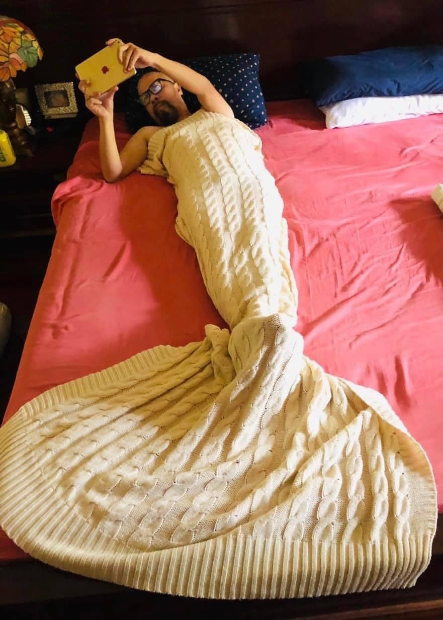 Nhà thiết kế Đức Hùng tạo dáng nàng tiên cá hài hước.