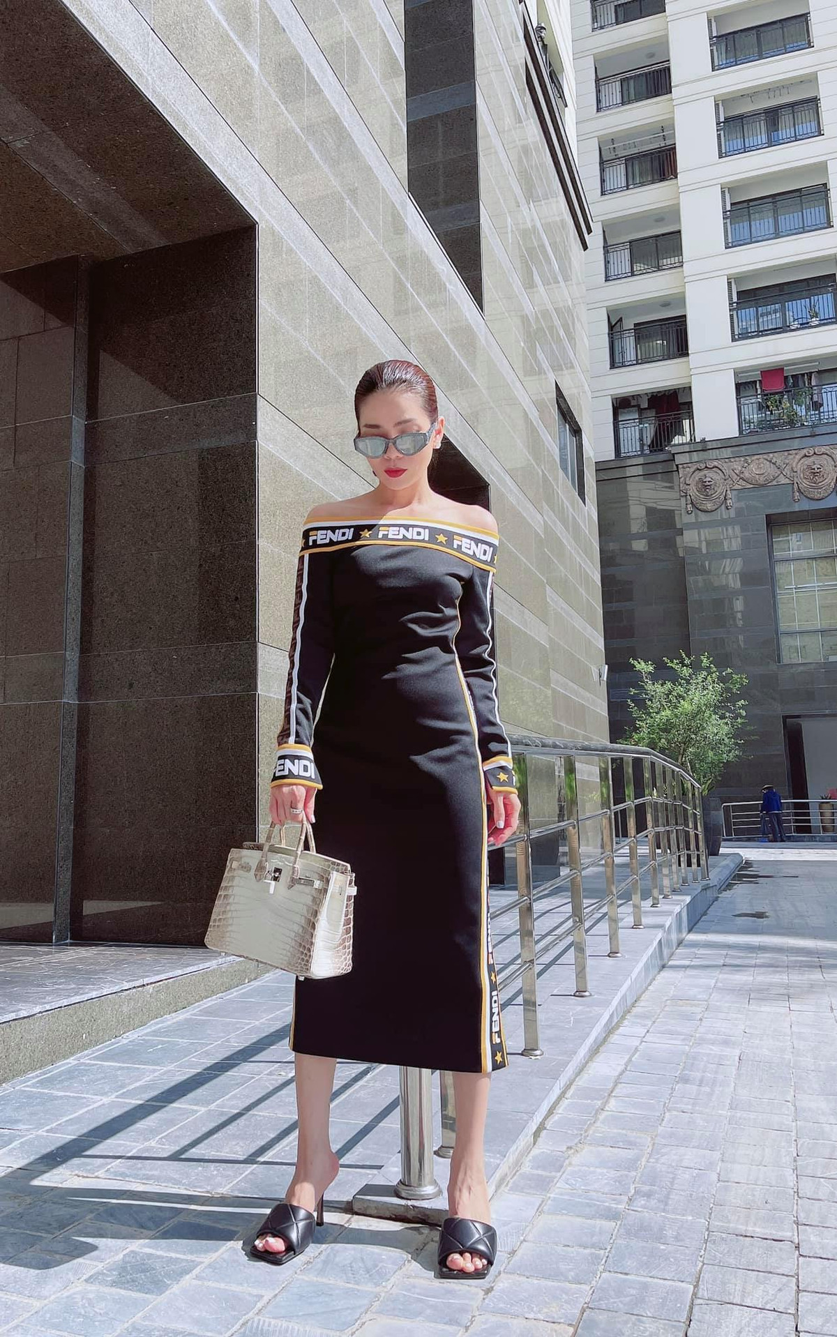 Lệ Quyên khoe dáng trong nắng.