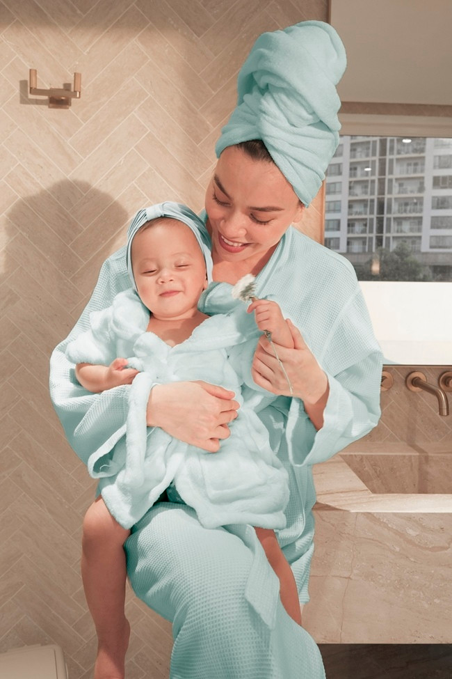 Thời gian qua, Hồ Ngọc Hà chỉ tham gia một số hoạt động nghệ thuật thưa thớt do vướng thời gian giãn cách vì dịch bệnh, cô livestream giao lưu trên mạng cùng khán giả và xuất hiện trong một vài show truyền hình giải trí với tư cách khách mời. Cô dành phần lớn thời gian cho gia đình.