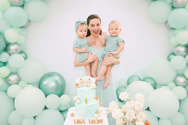Hà Hồ chọn biết màu pastel xanh bạc hà làm dress code vì cảm giác nhẹ nhàng trong ngày sinh nhật hai con.