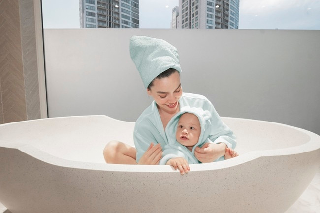 Hà Hồ chụp hình cùng con trai Leon trong bồn tắm. Hiện tại, ngoài vai trò ca sĩ, Hồ Ngọc Hà kinh doanh mỹ phẩm và thỉnh thoảng xuất hiện trong vai trò giám khảo truyền hình. Chồng cô - Kim Lý - cũng dành toàn tâm sức cho gia đình nhỏ.