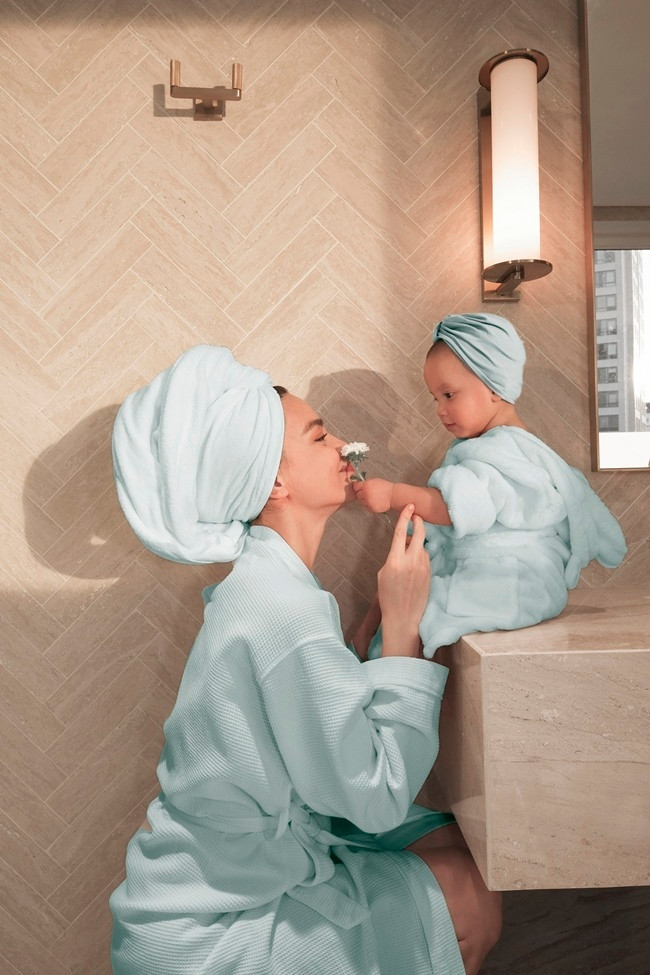 Lisa có nhiều nét giống mẹ. Trong nhà, 2 bé thường chơi đùa chung với nhau, Leon thường xuyên tranh giành đồ với chị, còn Lisa là người khá bình tĩnh, ít khi quấy khóc như em trai Leon.