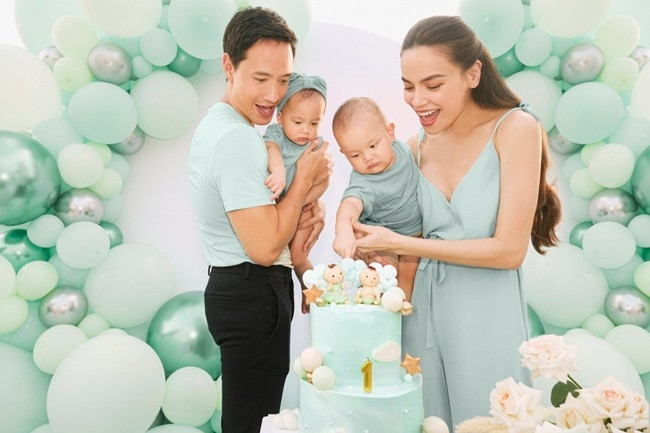 Hai bé Lisa - Leon nhà Kim Lý và Hồ Ngọc Hà sinh ngày 4/11/2020. Cả 2 hiện là những em bé hot nhất nhì showbiz Việt khi sở hữu kênh riêng với lượng người xem đông đảo trên mạng xã hội. Cả gia đình mới thực hiện bộ ảnh kỷ niệm sinh nhật đầu tiên của cặp song sinh.