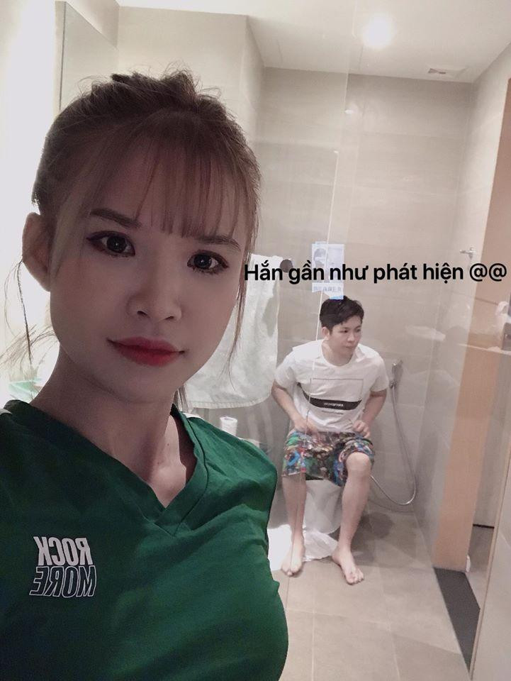 Canh lúc chồng đi vệ sinh, Khởi My nhanh tay selfie bắt ngay khoảnh khắc khá nhạy cảm của ông xã.