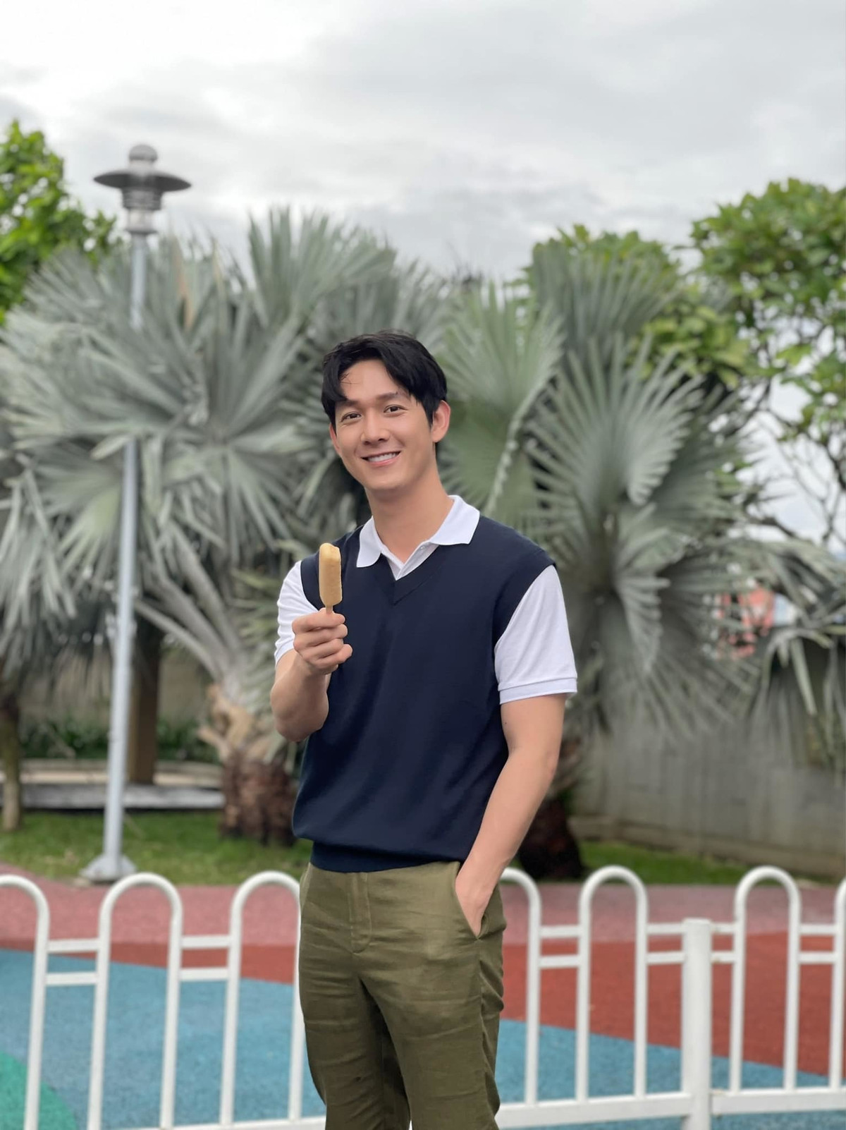 Song Luân khoe vẻ điển trai.