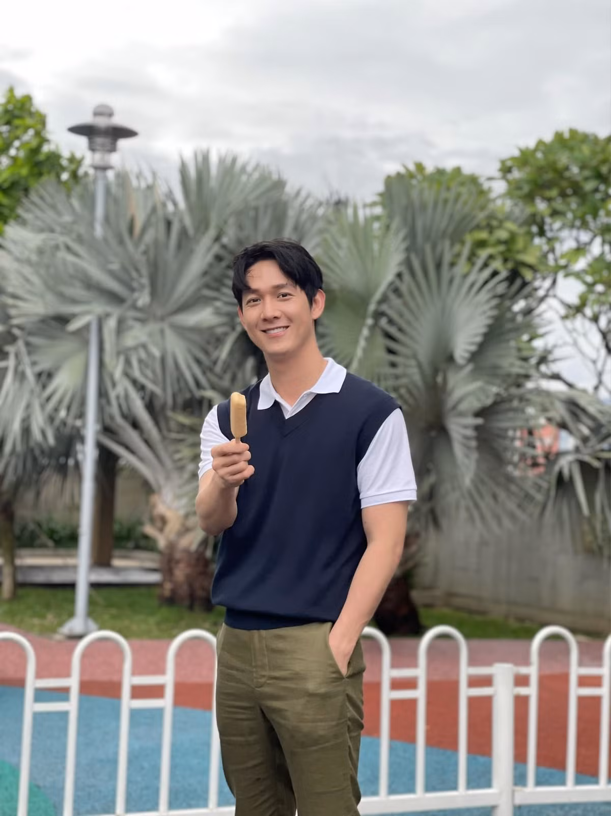 Song Luân khoe vẻ điển trai.