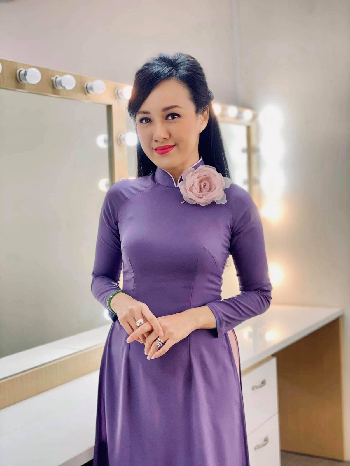 BTV Hoài Anh diện áo dài tím mộng mơ lên hình.