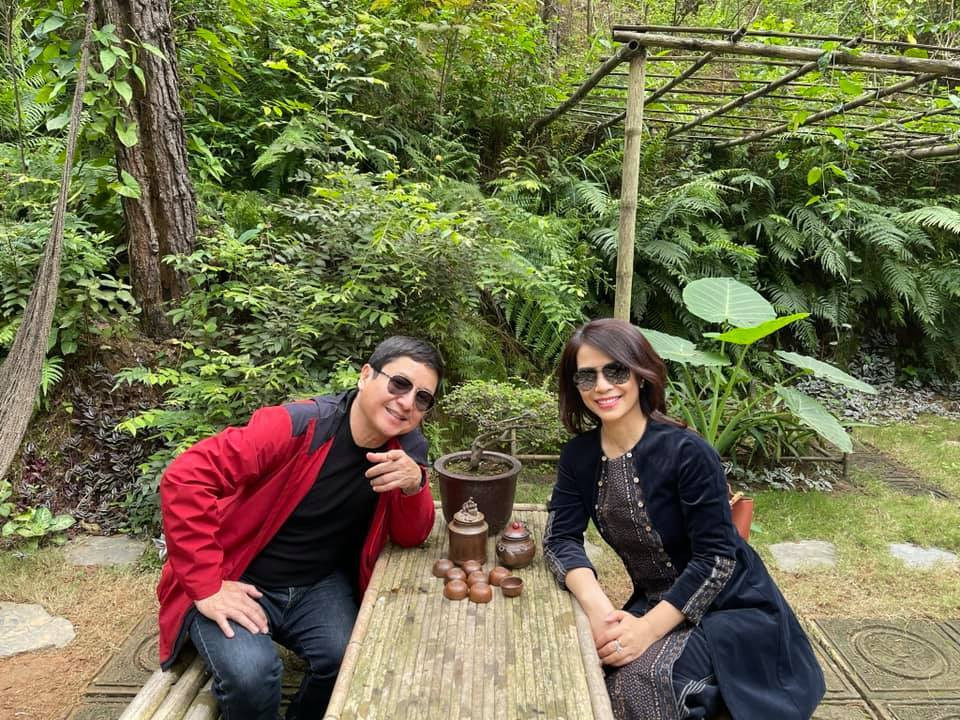 Nghệ sĩ Chí Trung hạnh phúc bên bạn gái.