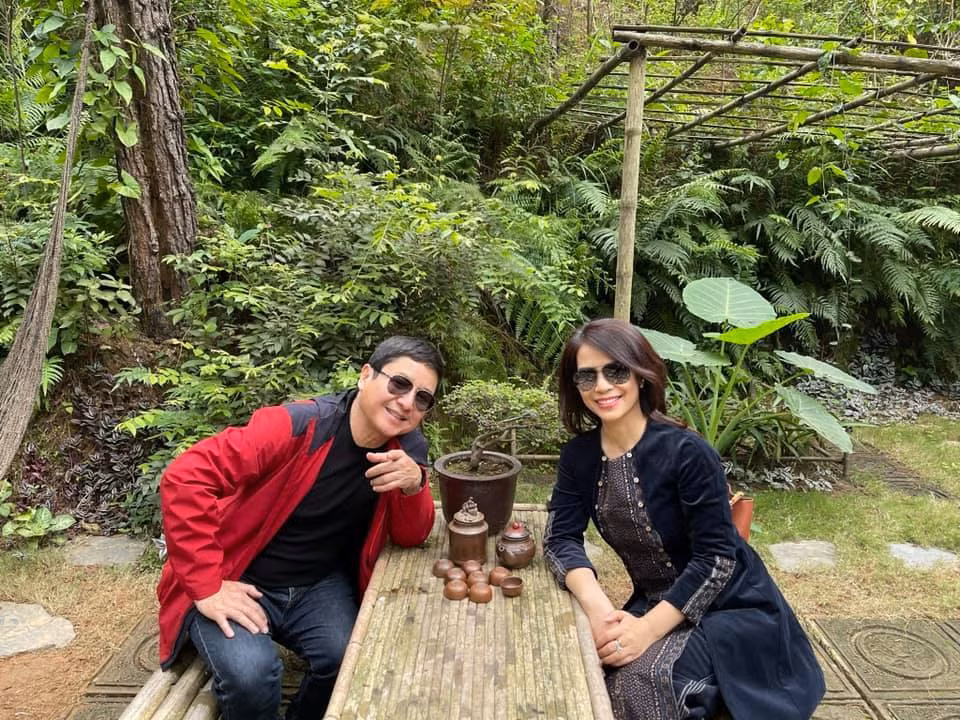 Nghệ sĩ Chí Trung hạnh phúc bên bạn gái.