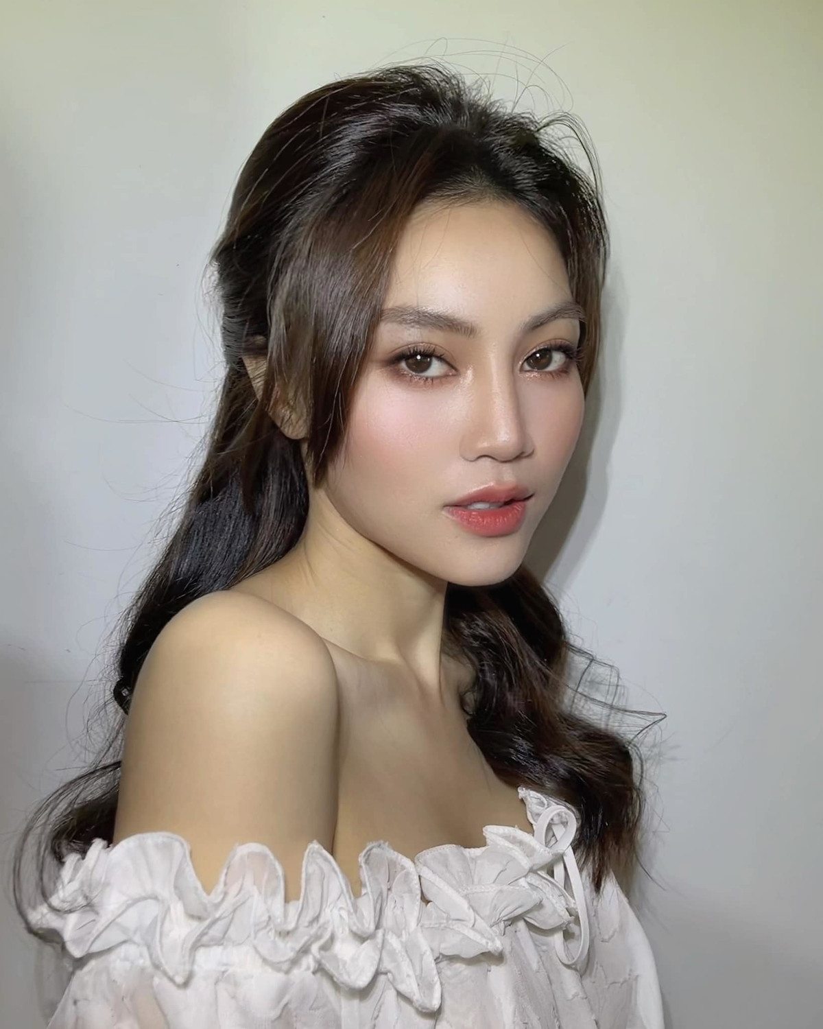 Ninh Dương Lan Ngọc make up nhìn khác lạ.