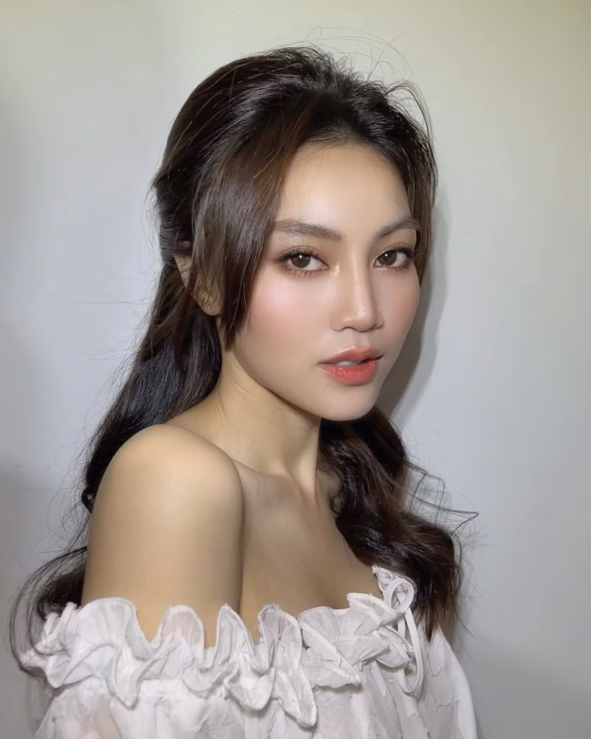 Ninh Dương Lan Ngọc make up nhìn khác lạ.