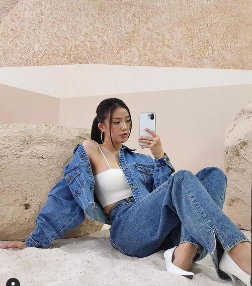 ##ss###style="text-decoration: underline;">Sao Việt Salim mang đến hình ảnh năng động với set đồ denim-on-denim phối áo croptop và giày cao gót đồng màu trắng.