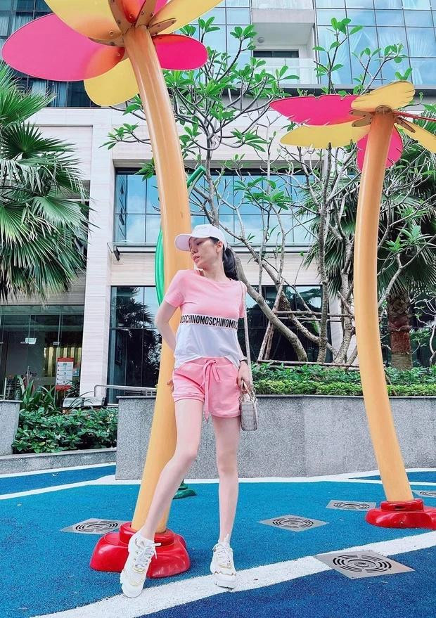 Lệ Quyên hack tuổi với set đồ style thời trang năng động. Phụ kiện túi xách Dior da cá sấu tiền tỷ và đồng hồ 600 triệu là thứ nâng tầm diện mạo của nữ ca sĩ phòng trà.