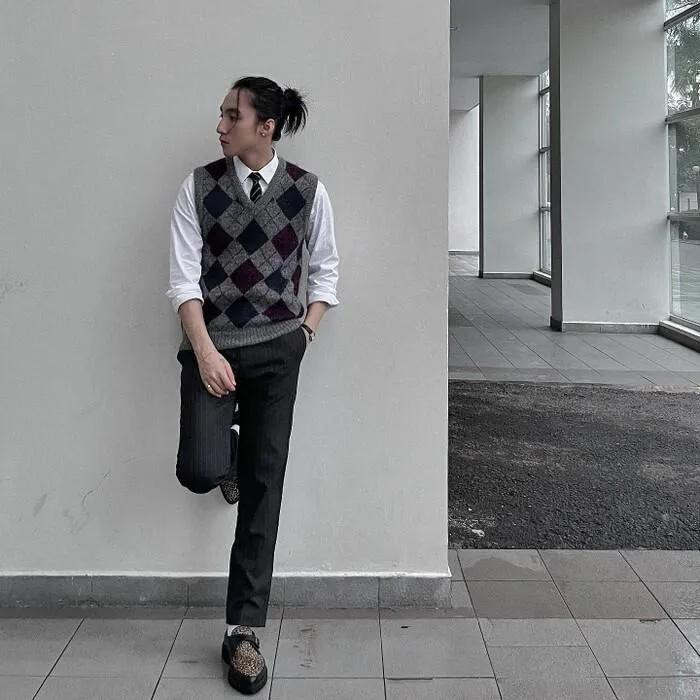 Cứ mỗi bức ảnh street style up lên mạng xã hội, Sơn Tùng lại khoe vẻ chất ngầu và được tín đồ thời trang thi nhau săn lùng, bóc giá loạt item đắt đỏ. Tuần này, nam ca sĩ tiếp tục lăng xê kiểu tóc buộc lãng tử, outfit sang trọng với áo gilet quả trám phối sơ mi, quần âu và giày lười.