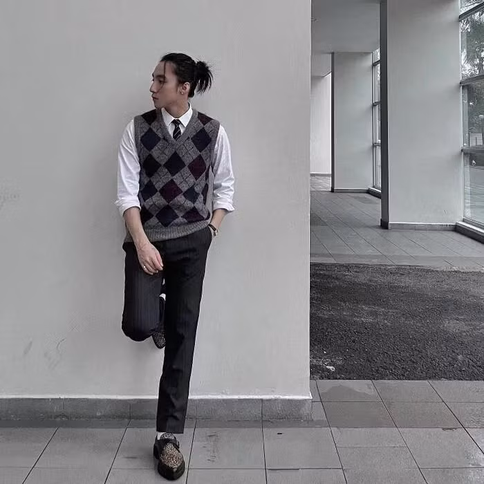 Cứ mỗi bức ảnh street style up lên mạng xã hội, Sơn Tùng lại khoe vẻ chất ngầu và được tín đồ thời trang thi nhau săn lùng, bóc giá loạt item đắt đỏ. Tuần này, nam ca sĩ tiếp tục lăng xê kiểu tóc buộc lãng tử, outfit sang trọng với áo gilet quả trám phối sơ mi, quần âu và giày lười.
