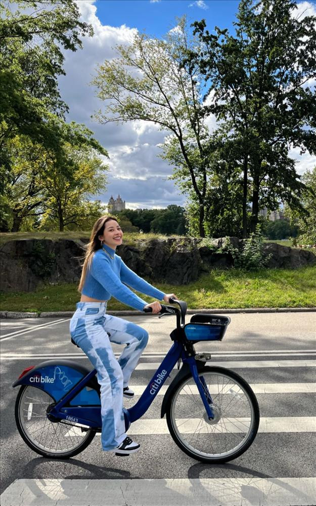 Chi Pu từng chia sẻ về lý do sang Mỹ là để nhập học và làm việc với đối tác nước ngoài. Tranh thủ thời gian chờ nhập học, cô liên tục hẹn hò với bạn bè nên khó tránh khỏi việc tăng cân.