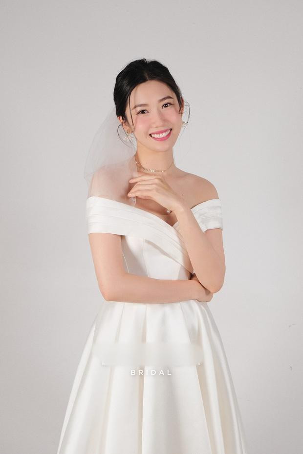 Trong "vai" cô dâu, Thúy Ngân khoe visual mê hồn, không còn một nàng "Hoa Săn Mồi" từng xé áo Karik nữa.