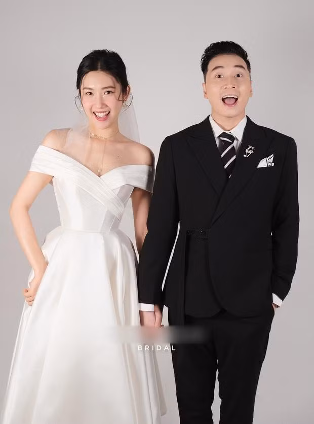 Sau đó, studio cưới đã tung trọn thêm nhiều tấm trong bộ ảnh cưới để thoả lòng trông ngóng.