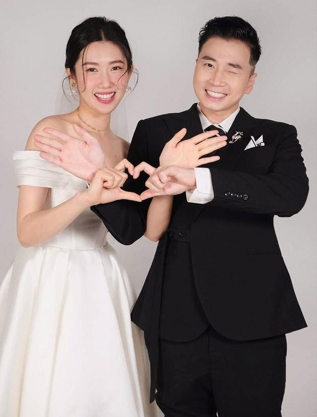 br/> Chắc chắn không có tin tức nào chấn động hơn tin Karik và Thúy Ngân sắp làm đám cưới. Trong khi HLV Rap Việt vừa mới tiết lộ không tham gia tiếp mùa 3 để "yên bề gia thất" thì thật tình cờ, bộ ảnh cưới với Thúy Ngân bị lộ sạch. Chỉ mới một bức ảnh đầu tiên của bộ ảnh cưới hé lộ mà netizen đã nháo nhào vì bất ngờ bởi trước đây cả 2 chưa từng có hint hẹn hò hay yêu đương.