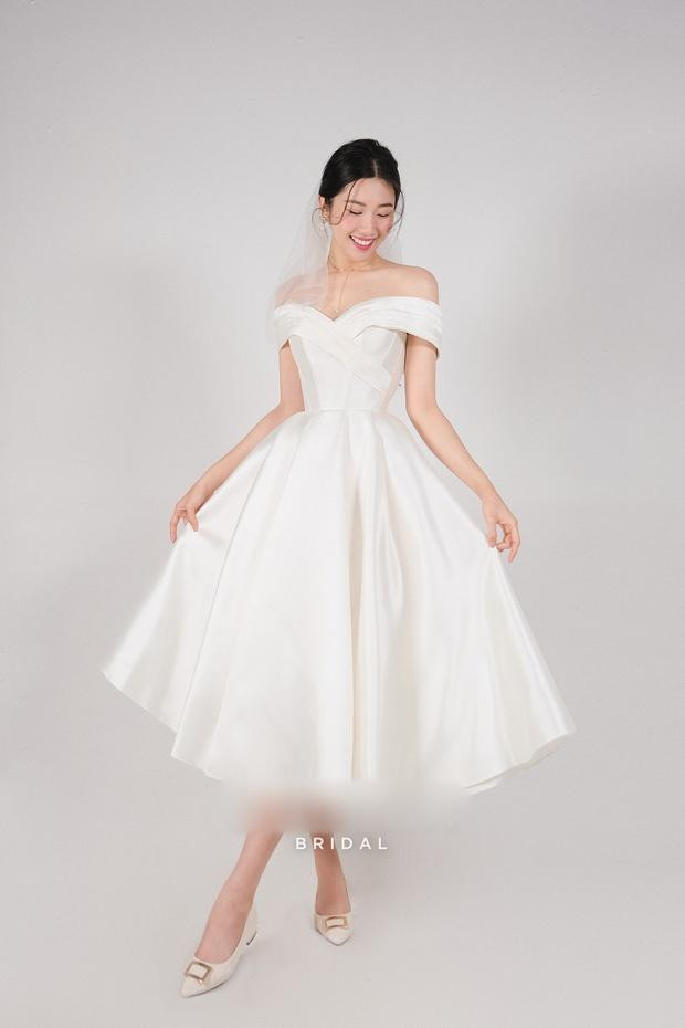 iễn viên Thúy Ngân không diện đầm hoành tráng mà chỉ mặc váy cưới ngắn, trễ vai khá năng động cùng một đôi giày đơn giản.