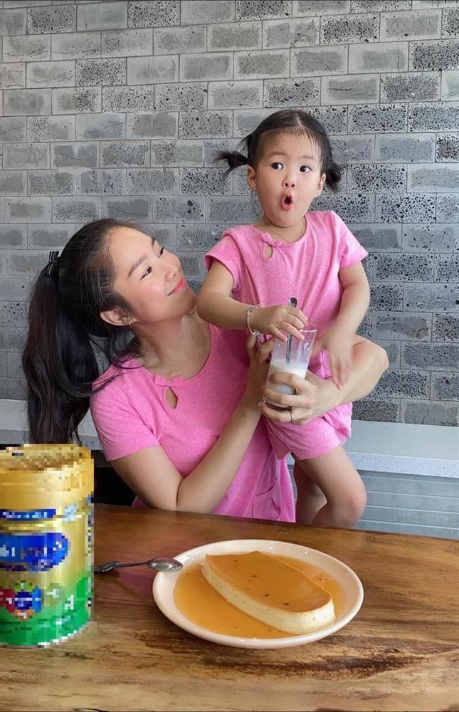 Nhìn những hình ảnh bụ bẫm đáng yêu của bé Bông, ai cũng tấm tắc khen "mẹ hai con" Lê Phương nuôi con quá khéo.