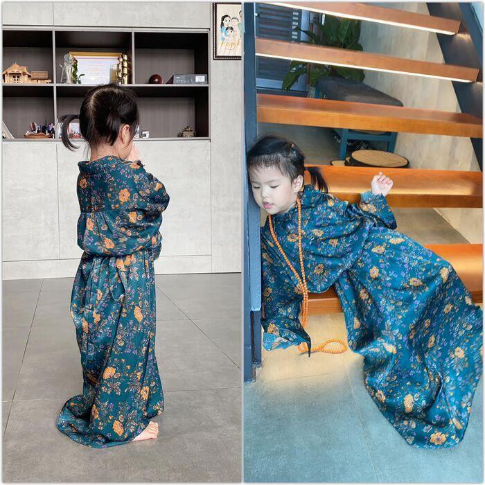 Không những thế, cô nhóc còn rất biết cách pose dáng như hai kiểu "trầm tư" và "té xỉu" trên hình.