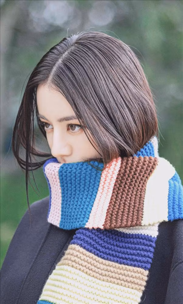 Địch Lệ Nhiệt Ba gây thương nhớ bởi vẻ đẹp lai châu Âu với sống mũi cao, mắt to. Đặc biệt làn da trắng mịn như tuyết càng được tôn lên khi cô mix trang phục tối màu kèm phụ kiện khăn quàng cổ màu nổi.