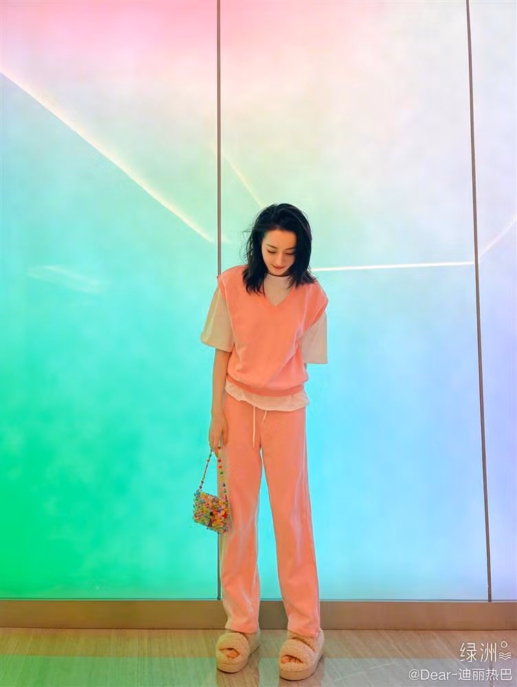 Set đồ thể thao với gam màu hồng ngọt ngào được nàng Địch béo phối hợp cùng áo thun, dép lông và túi đính hạt màu sắc tạo nên phong cách đáng yêu ''hết nấc''.