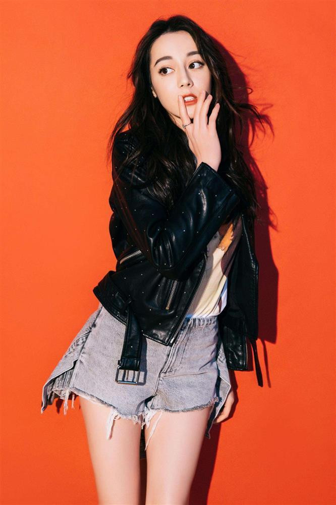 Layer mùa thu đông của mỹ nhân họ Địch với áo khoác da ngắn màu đen mix cùng quần shorts mang đến nét cá tính, bụi bặm.