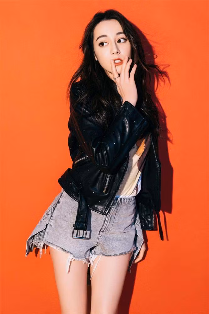 Layer mùa thu đông của mỹ nhân họ Địch với áo khoác da ngắn màu đen mix cùng quần shorts mang đến nét cá tính, bụi bặm.