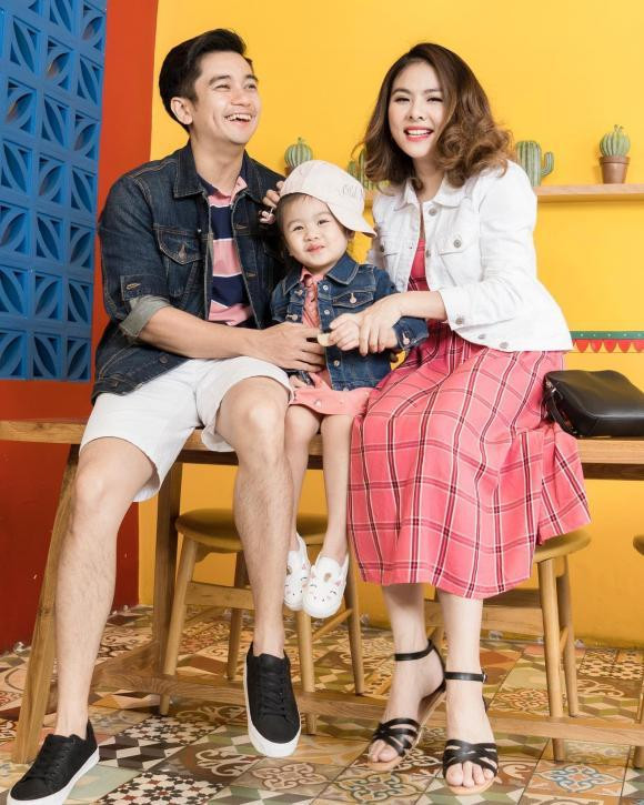 Nhân dịp sinh nhật ông xã đại gia, trên trang cá nhân của mình, Vân Trang đăng tải hình ảnh gia đình kèm lời chúc đầy ngọt ngào. Dù đang ở cữ sau khi hạ sinh hai nhóc tỳ sinh đôi, nhưng Vân Trang vẫn làm những điều đầy yêu thương đến Hữu Quân. "Chúc mừng sinh nhật người đàn ông duy nhất của gia đình mình. Tụi con chúc ba luôn vui vẻ, hạnh phúc để yêu thương mẹ và tụi con nhiều hơn. Chúc ba luôn thiệt nhiều sức khỏe để chăm lo cho mẹ và tụi con nhiều hơn. Chúc ba luôn đẹp trai vạm vỡ để khi đi cạnh mẹ và tụi con đẹp đội hình hơn", cô viết.