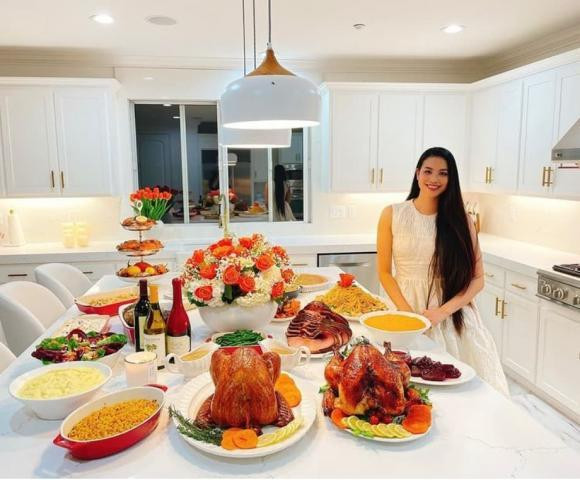 Hoa hậu Phạm Hương khoe tiệc Giáng Sinh.
